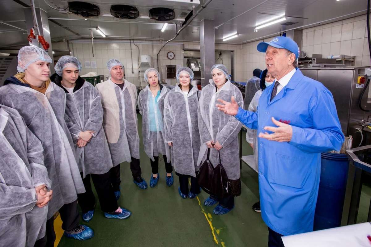 Студенты 2 курса направления «Товароведение» изучили современные методы контроля качества на мясоперерабатывающем предприятия ООО «Анком»